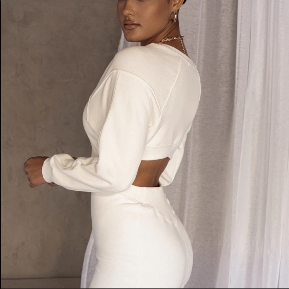 Sweatshirt dress. Cut out out in the back